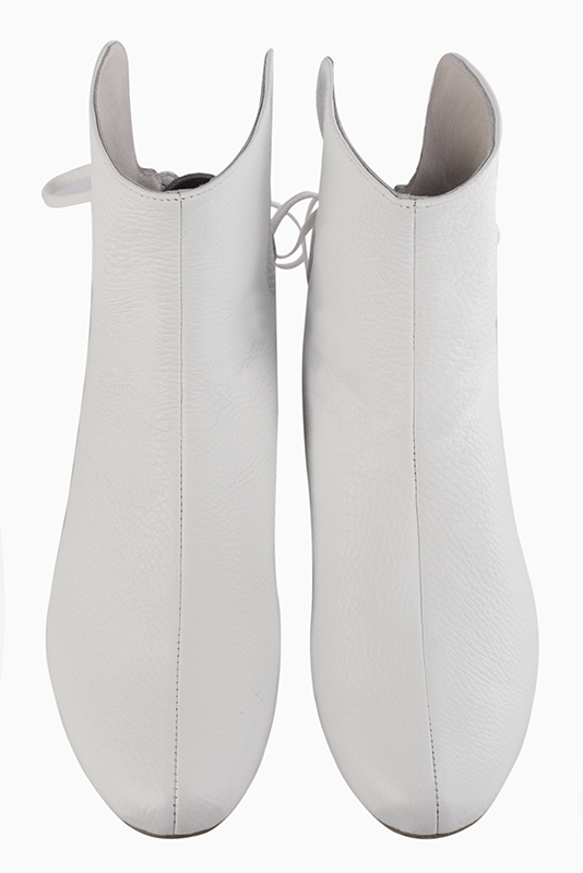 Pure white women's ankle boots with laces at the back. Round toe. Flat block heels. Top view - Florence KOOIJMAN